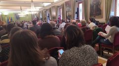 Representantes de varias Ampas de Oviedo asisten al pleno municipal para protestar por las becas escolares