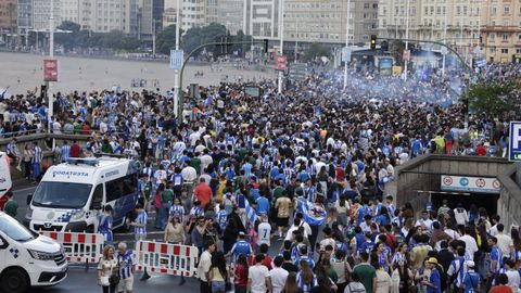 La afici�n del D�por abarrota la Fan Zone.
