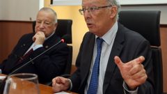 Gonzlez Laxe, en Celeiro, cuyo sector pesquero le distingui con la insignia de oro en un homenaje en el que Antonio Nores (a su izquierda) glos su vida y obra