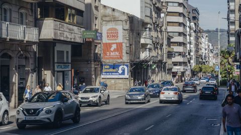 Coches circulando por Ourense.