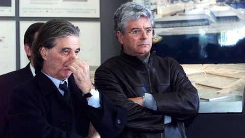 Bofill, con C�sar Portela, al presentar en mayo del 2001 su proyecto de palacio de congresos para el puerto coru��s.