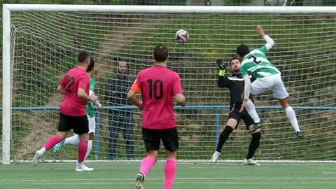 Lucas Garca, del Artes, remata a gol un centro de Castro.