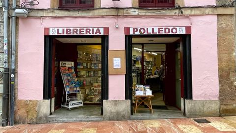 Escaparate de la Librera Polledo, en la calle del Peso.