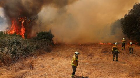 Bomberos forestales luchando contra el fuego cerca de Verín
