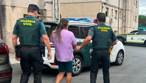 La mujer fue detenida tras localizar en su vivienda muchos de los objetos robados