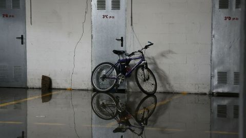 Garajes y s�tanos inundados en Bertamir�ns, en Ames