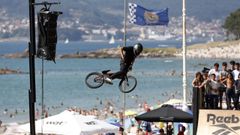 Un hombre realiza un salto con su bicicleta en la segunda jornada de O Marisqui&ntilde;o.