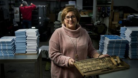 Imprenta L�pez. En 1885 el bisabuelo de Beatriz L�pez arranc� su empresa: un taller de encuadernaci�n. Ella es la tercera de la familia que lo dirige. En plena era digital reconoce que tuvo dudas, pero cogi� el relevo. �El papel nunca va a morir�, afirma convencia. �Al menos, yo espero no estar para ver su muerte�, a�ade con una sonrisa al momento. Estudi� filolog�a hisp�nica. Asumi� las riendas de la empresa familiar �porque no quer�a echar por la borda todo el esfuerzo de mi familia�.   