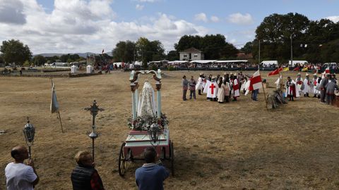 La imagen de la Virgen, que llega en procesión al campo, preside toda la recreación