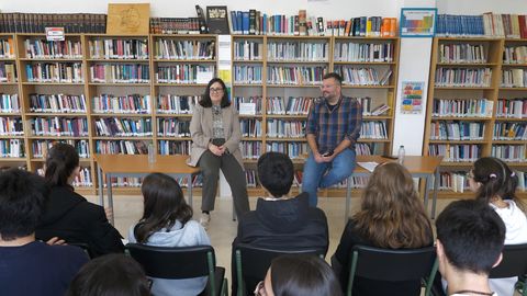 A biblioteca do IES Ribeira do Louro de O Porri�o, onde rapaces de secundaria mantiveron un coloquio coa convidada.