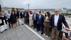 El ministro (tercero por la derecha), con cargos institucionales y del PSOE en la visita a la Casa do Concello
