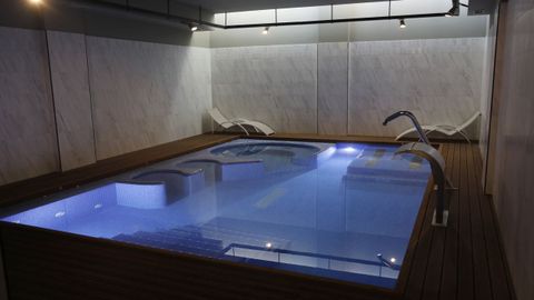 El spa del Oca IMI cuenta con una piscina con chorros