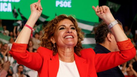 La candidata socialista, Mar�a Jes�s Montero, en el cierre de campa�a en Sevilla.