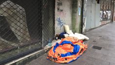 As� vive el indigente de la calle de la Torre