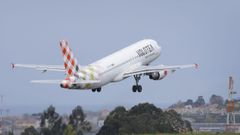 Despegue del �ltimo vuelo de Volotea a Valencia desde Alvedro el pasado 2 de abril