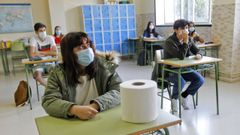 Alumnos con mascarilla en el instituto Armando Cotarelo Valedor de Vilaxo�n el pasado mes de mayo