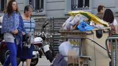 Contenedores sin recoger en la Ciudad Vieja de A Corua