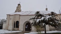 Iglesia de Frumales, en Segovia, de donde se llev� Carmen Polo una pila bautismal rom�nica que ahora ha aparecido en Meir�s