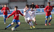 Gonzalo, con David Garc�a, dio un cambio al Berganti�os; en la imagen, en una disputa con Ander. 