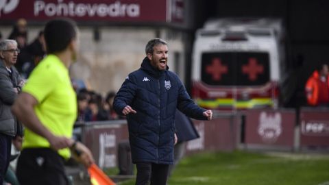 Rub�n Dom�nguez en el banquillo de Pasar�n ante el Racing de Ferrol