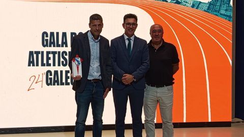 Rubn Garca, a la izquierda, recogi el premio para el club mariano.