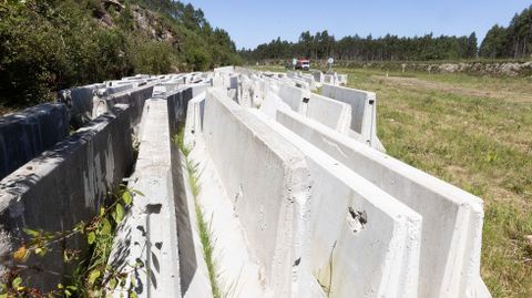 En esta zona de Santa Eirena (Salto) se iniciar�n en las pr�ximas semanas los trabajos de prolongaci�n de la autov�a en forma de v�a de altas prestaciones. Ya hay material preparado, y as� se ve�a ayer.