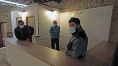 Manuel Carballada, Jos� Luis Quiroga y �lvaro Fern�ndez, tras la barra de la reci�n reconstruida cantina de Tuiriz