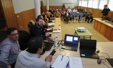 El encuentro se celebr� en el sal�n de plenos de Ponteceso y comenz� a las ocho de la tarde. 