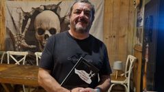 scar M. Guzmn, con su libro  Pero...como morren as pegas' .