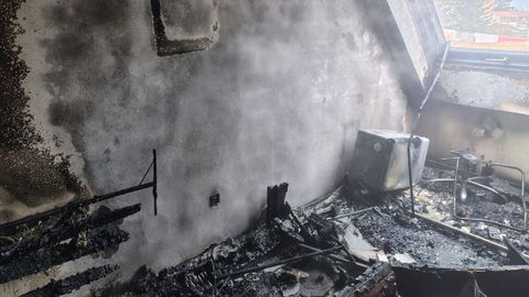 Estado en el que quedó la sala de estar donde se originó el fuego
