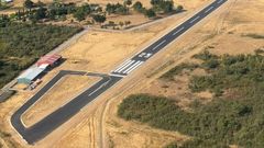Una vista area de la pista de vuelo del aerdromo de As Lamas recin asfaltada 