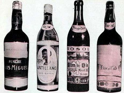 Diferentes modelos de botellas en las que se vend�an los licores.