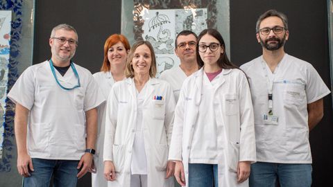 De izquierda a derecha, Jaime Gulín, Patricia Capón, Ana López-Vizcaíno, Ramón Rabuñal, Nerea Rodríguez y Aitor Abuín, especialistas de Farmacia, Microbiología, Infecciosas y Hematología del HULA.