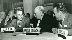Keynes, en el centro, con los representantes de la URSS y Yugoslavia en Bretton Woods 