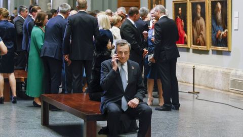 Draghi, el mircoles hablando por telfono en el Museo del Prado antes de su marcha.