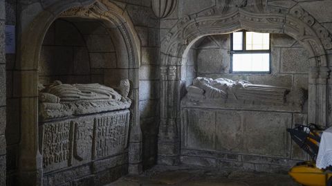 Sepulcros en la iglesia de Santa Mara de Beade