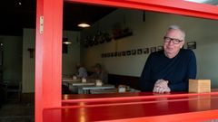 El arquitecto David Chipperfield posa para La Voz en su bar de Corrubedo.