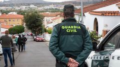 Un agente de la Guardia Civil custodiado la vivienda de Eugenio tras ser detenido por el presunto asesinato de Manuela Chavero