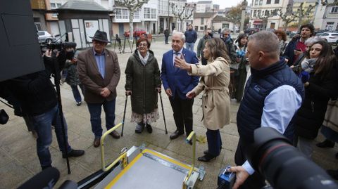 Tom�, con concejales del grupo de gobierno, en la presentaci�n del bus rural