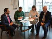 Cu��a y Carmen Fern�ndez  firmaron el acuerdo en el consistorio.