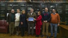 Cecilio Santalices (en el centro) junto a las presidentas y otros integrantes del Club Rotary y el Club Leones Ourense