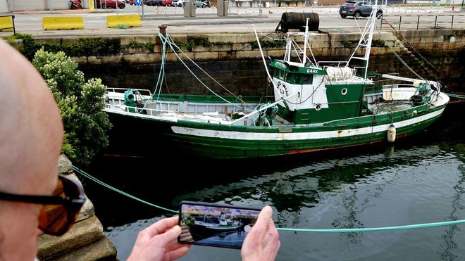 El pesquero reflotado en el muelle de Bouzas.