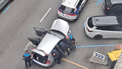 Agentes de la Polic�a Local registrando el coche que se salt� un control de alcoholemia este jueves en la avenida de Arteixo