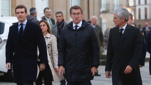 Pablo Casado, Alberto N��ez Feijoo y Adolfo Su�rez Illana, a su llegada al a bas�lica de Santa Mar�a, en Pontevedra