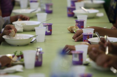 Fotograf�a de archivo de ni�os en el comedor de un colegio. 