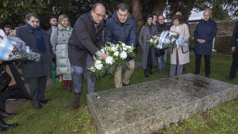 El conselleiro, este viernes en la ofrenda floral en Santiago por el aniversario del fallecimiento de Valle-Incln