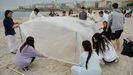 Imagen de archivo de jvenes cogiendo parcela en la playa del Orzn para el San Xon