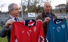 El fallecido Albino Rodr�guez, a la derecha, con el presidente del Sober en Cente�s en el 2002.