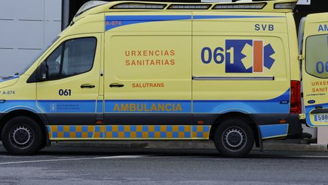 Foto de archivo de una ambulancia atendiendo una emergencia en A Mari�a