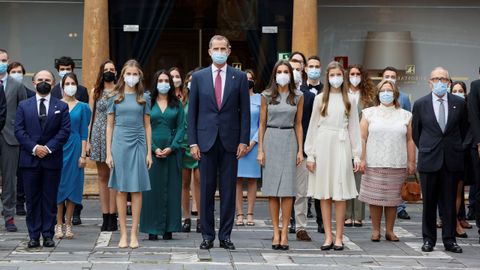 La familia real, con los ganadores de los premios fin de carrera de la Universidad de Oviedo